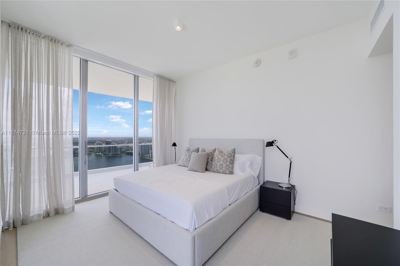 TURNBERRY OCEAN CLUB - Residential