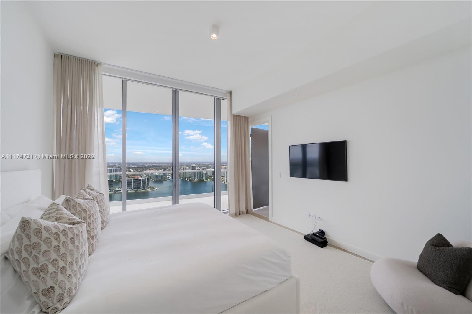 TURNBERRY OCEAN CLUB - Residential