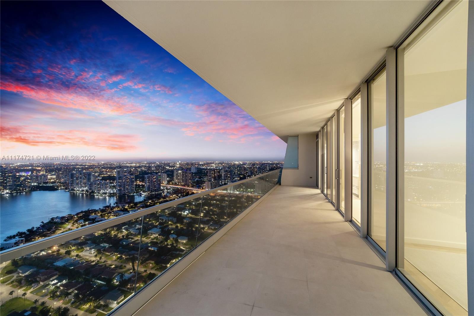 TURNBERRY OCEAN CLUB - Residential