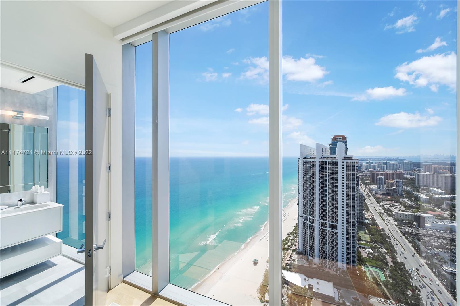 TURNBERRY OCEAN CLUB - Residential