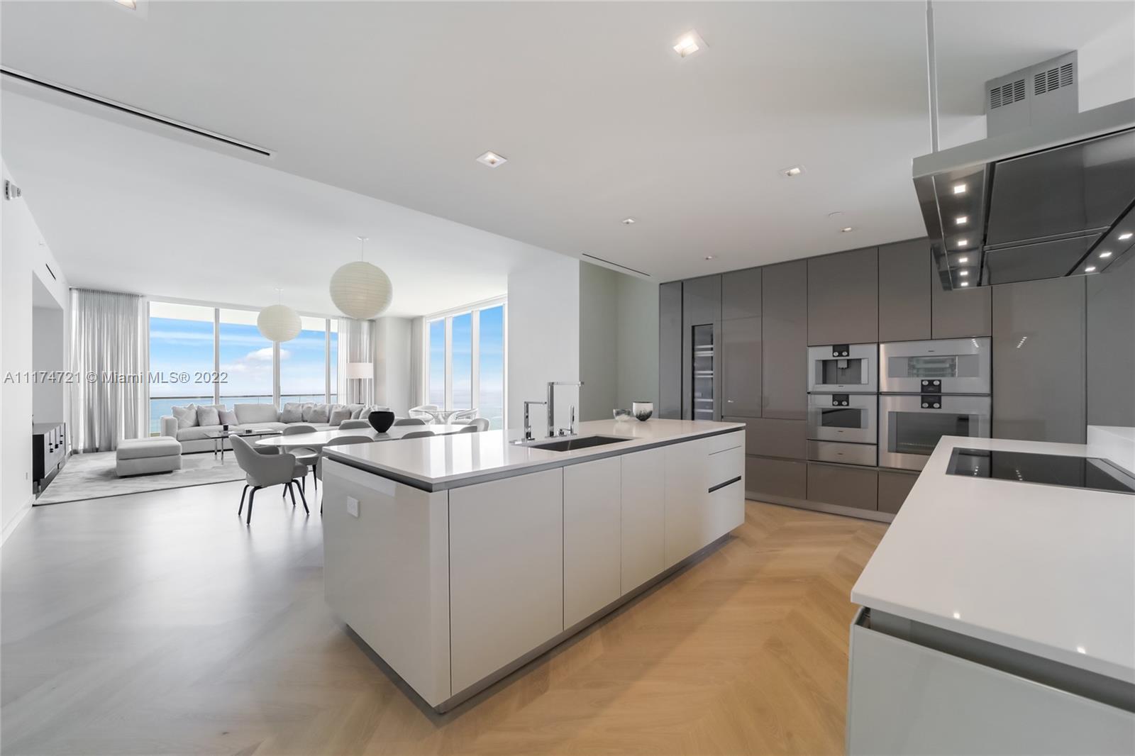 TURNBERRY OCEAN CLUB - Residential