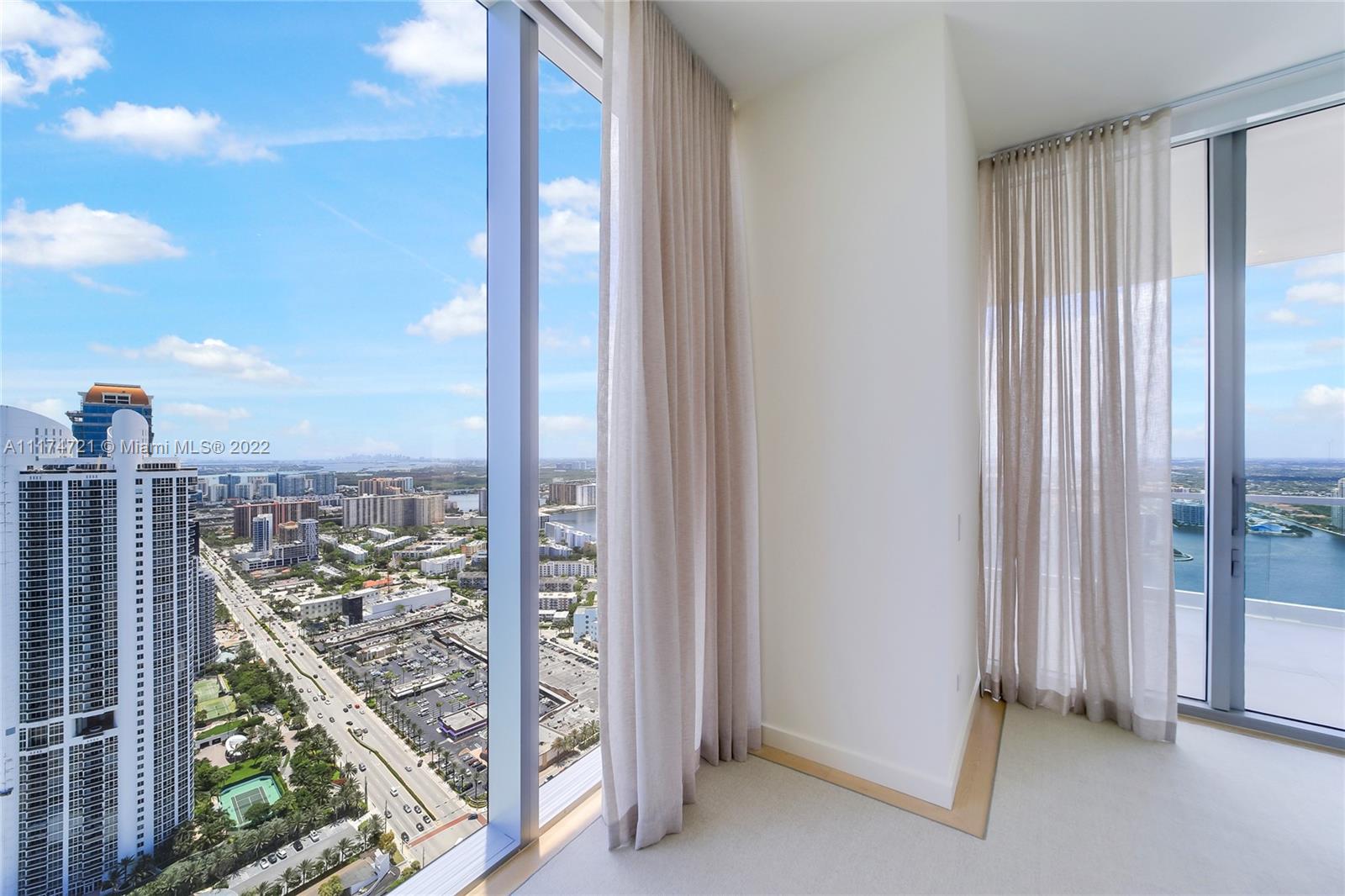 TURNBERRY OCEAN CLUB - Residential