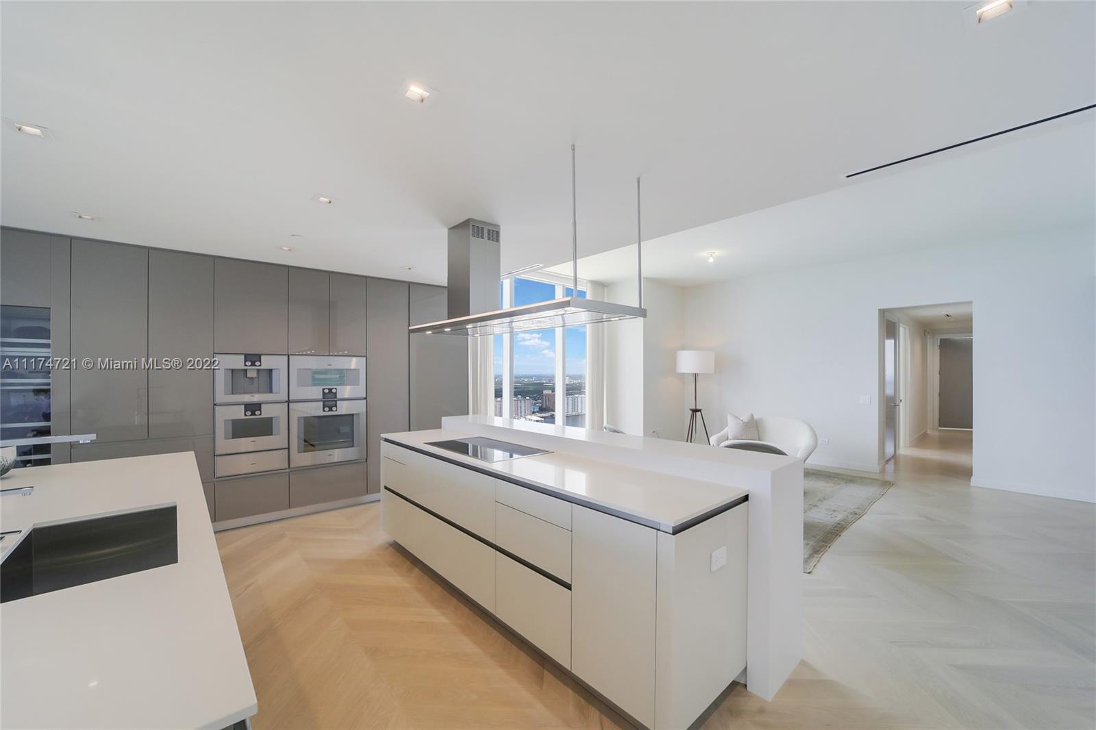 TURNBERRY OCEAN CLUB - Residential