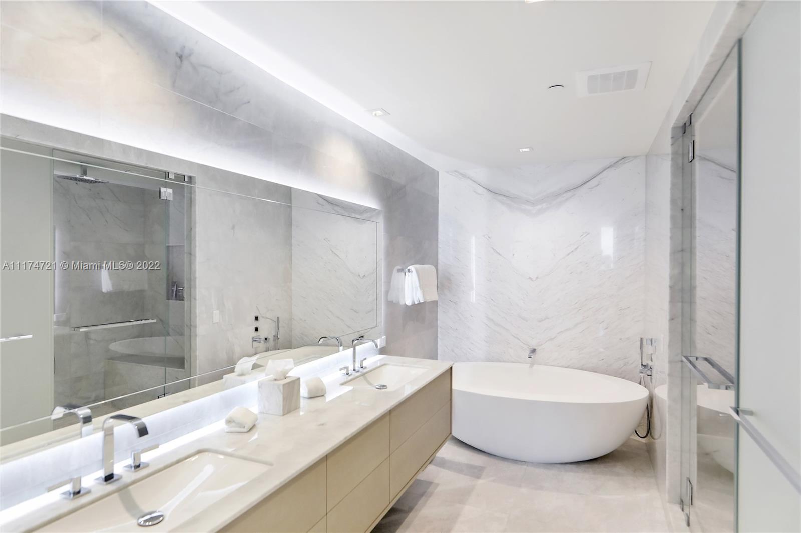 TURNBERRY OCEAN CLUB - Residential