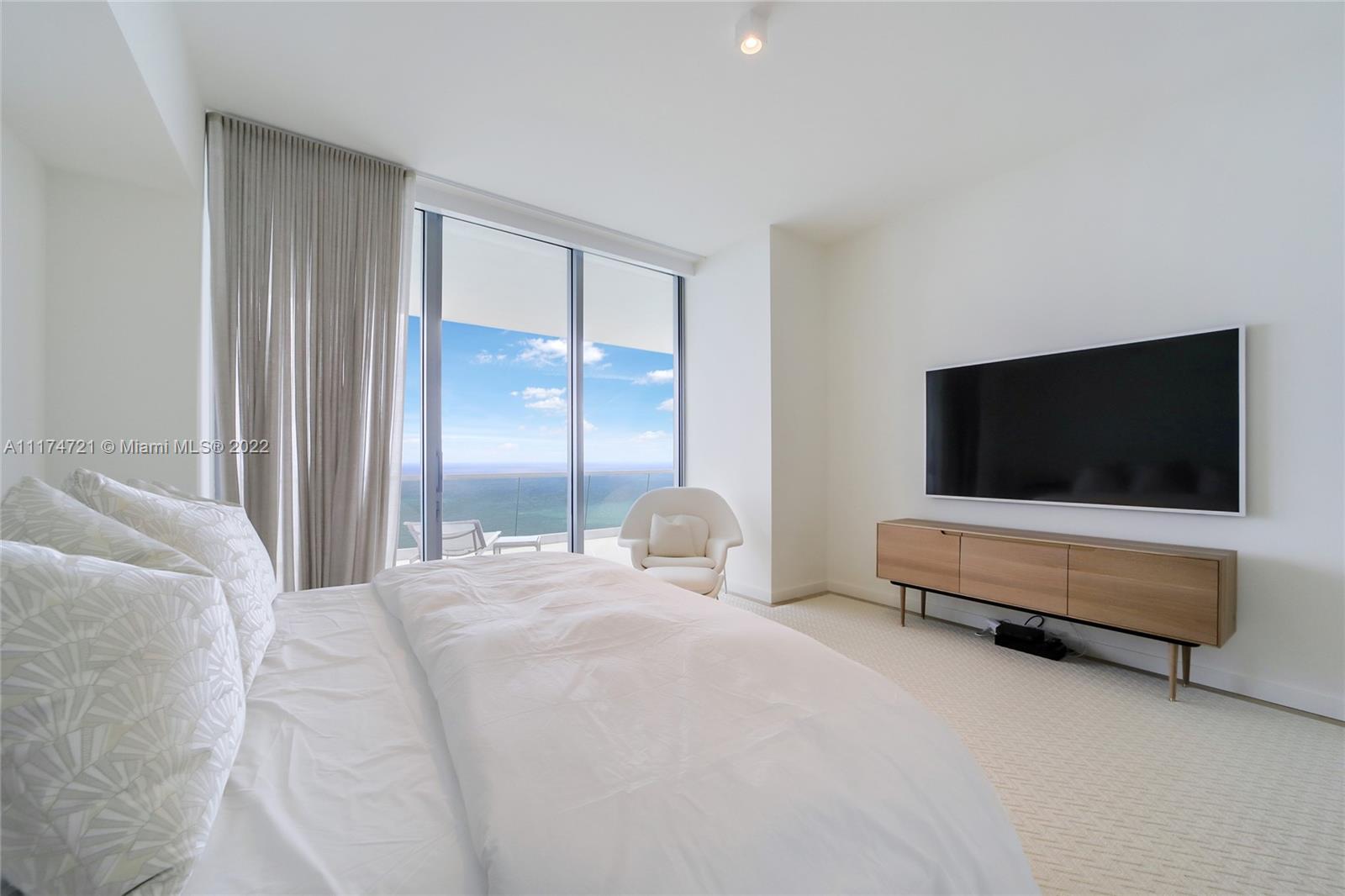 TURNBERRY OCEAN CLUB - Residential