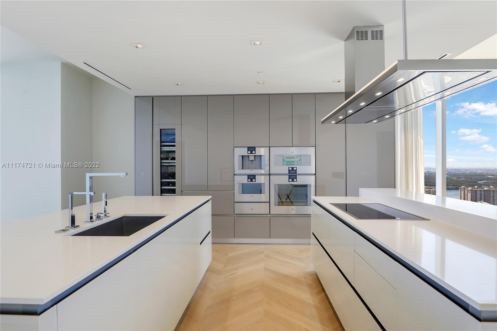 TURNBERRY OCEAN CLUB - Residential