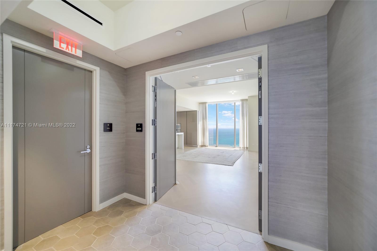 TURNBERRY OCEAN CLUB - Residential