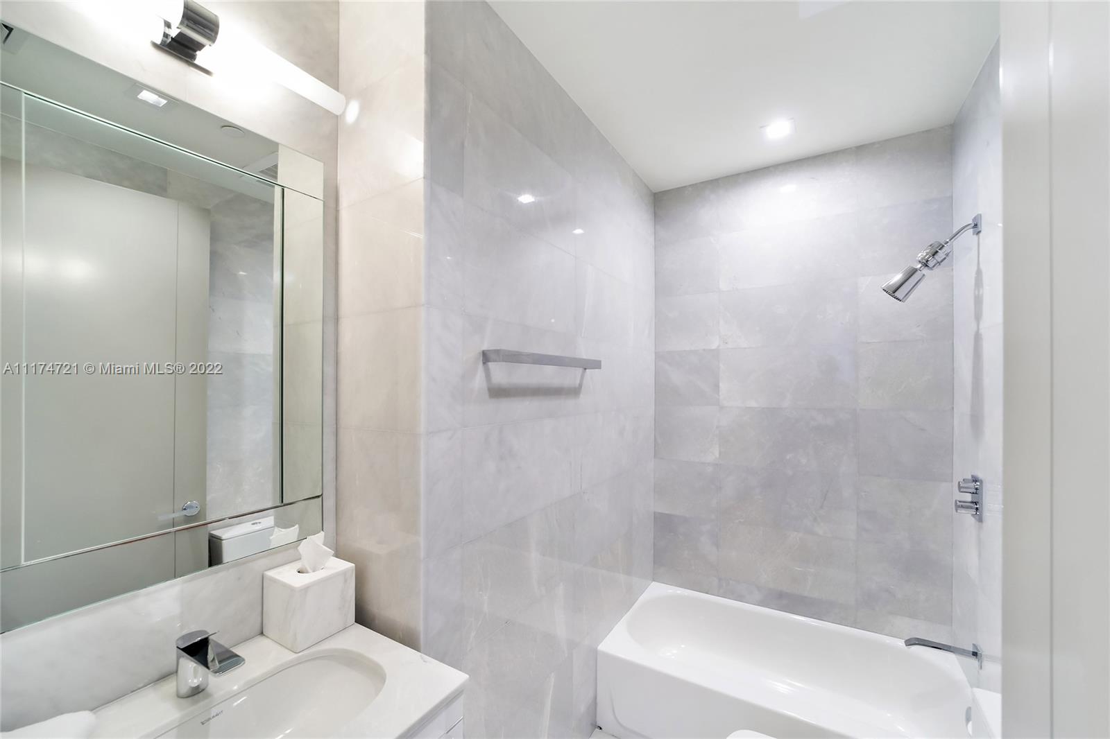 TURNBERRY OCEAN CLUB - Residential