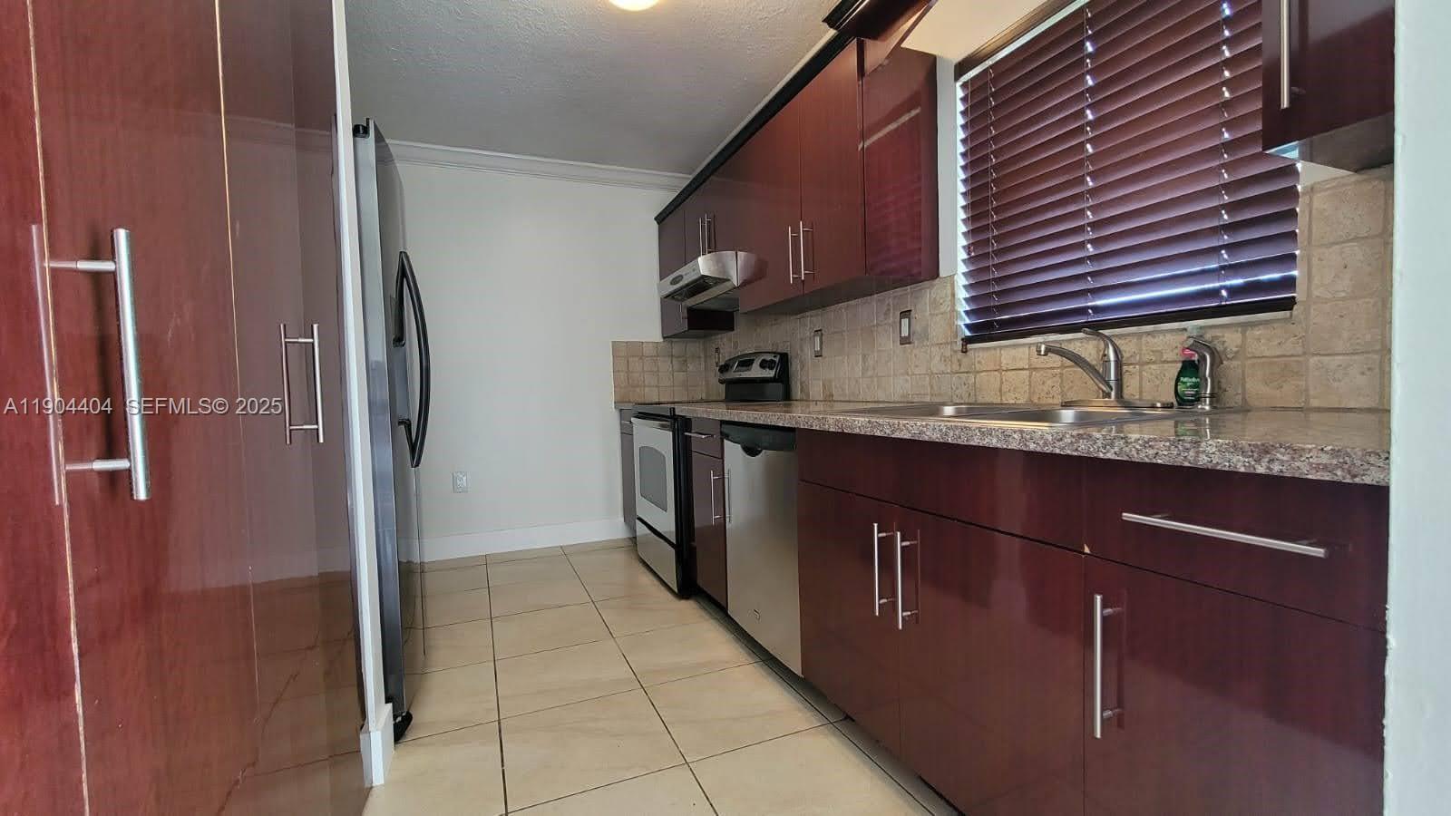 LESLIE LAKE NORTH - Residential