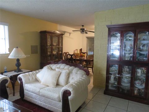 Single Family Residence in Tamarac FL 4578 19th Terrace Ter 10.jpg