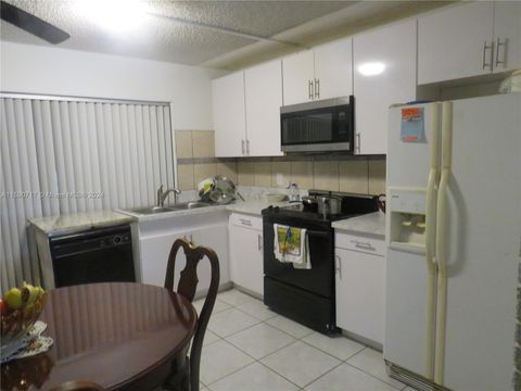 Single Family Residence in Tamarac FL 4578 19th Terrace Ter 5.jpg