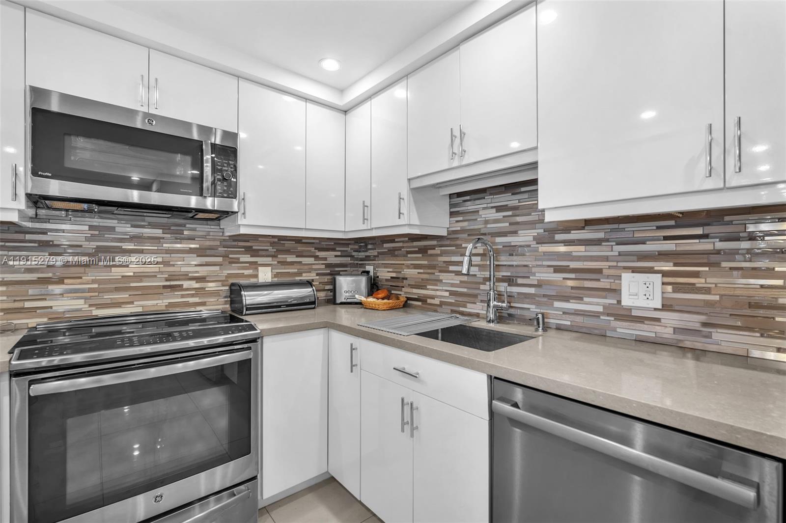 NO 114 PALM-AIRE COUNTRY - Residential Lease