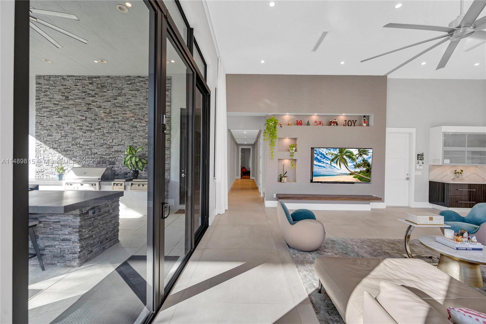 PLANTATION ACRES - Residential