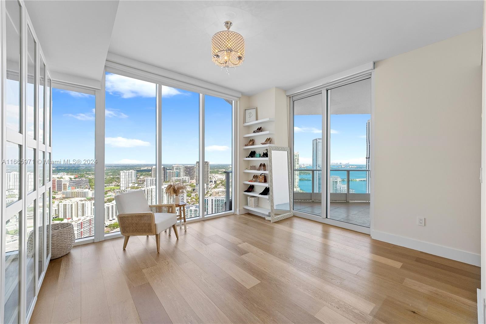 PARAMOUNT BAY CONDO - Residential