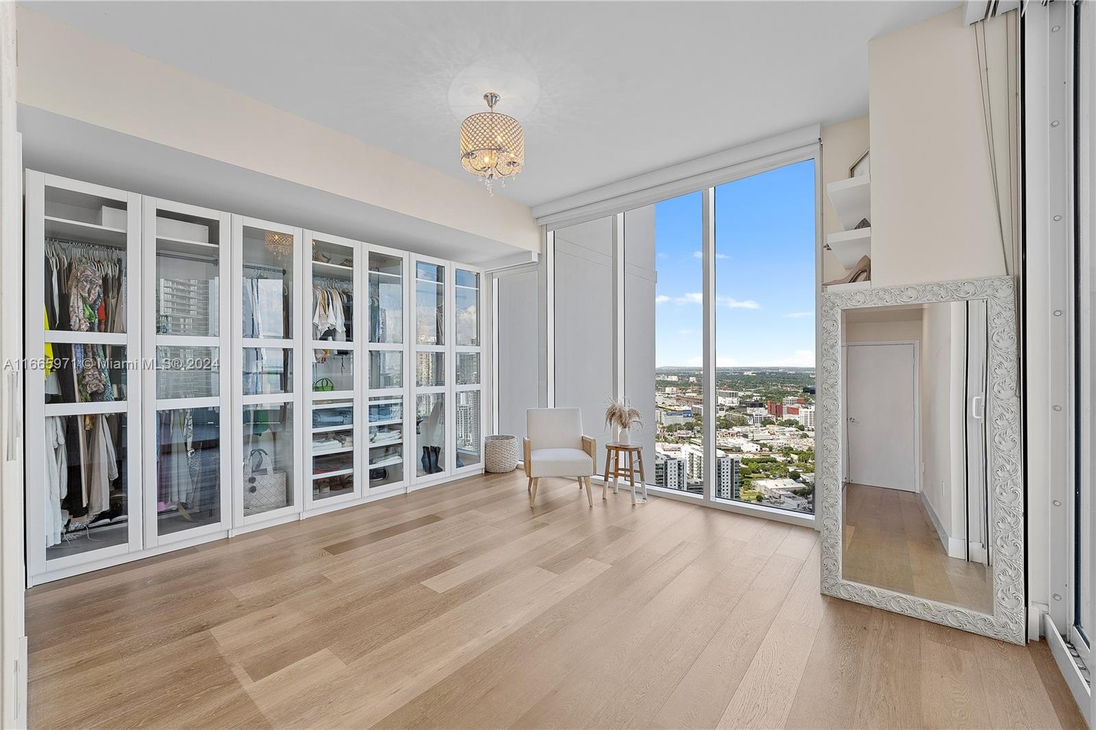 PARAMOUNT BAY CONDO - Residential