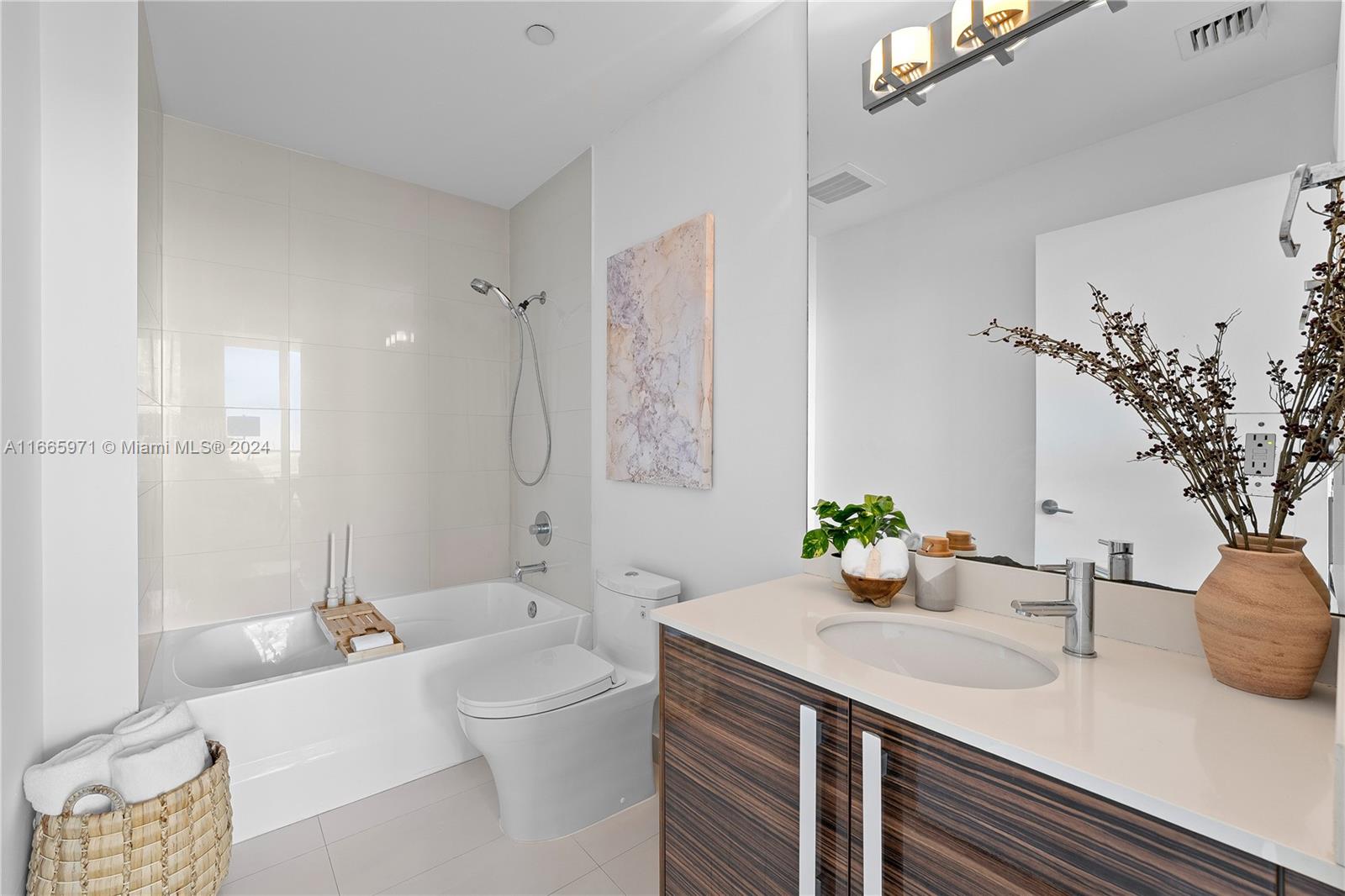 PARAMOUNT BAY CONDO - Residential