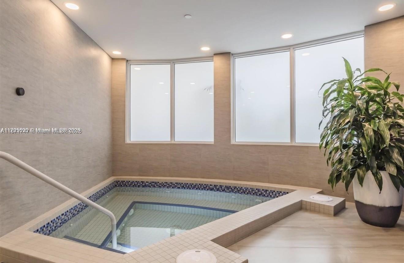 HAMPTONS WEST CONDO - Residential