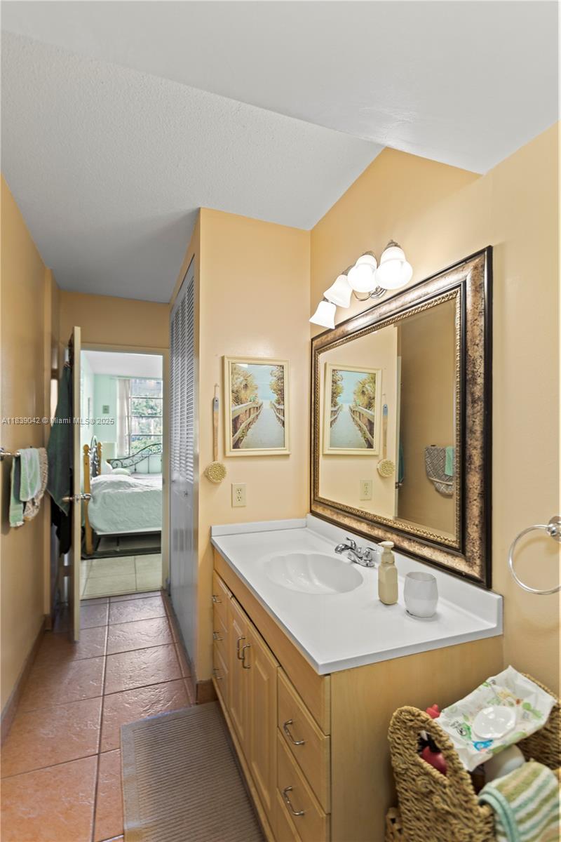 GOLDEN VIEW CONDO - Residential