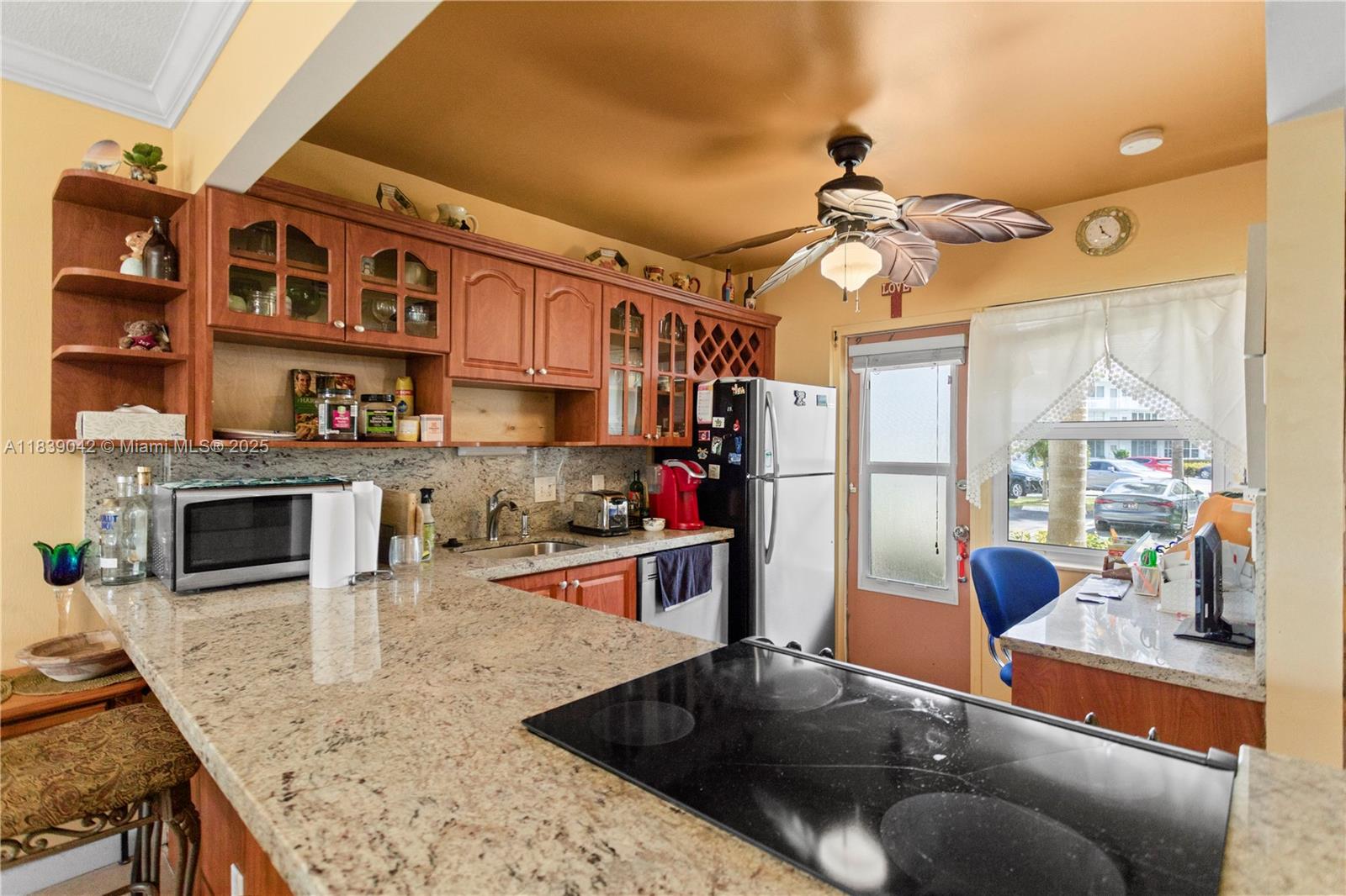 GOLDEN VIEW CONDO - Residential