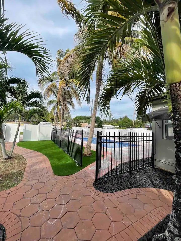 HOLLYWOOD SOUTH SIDE ADD - Residential Lease