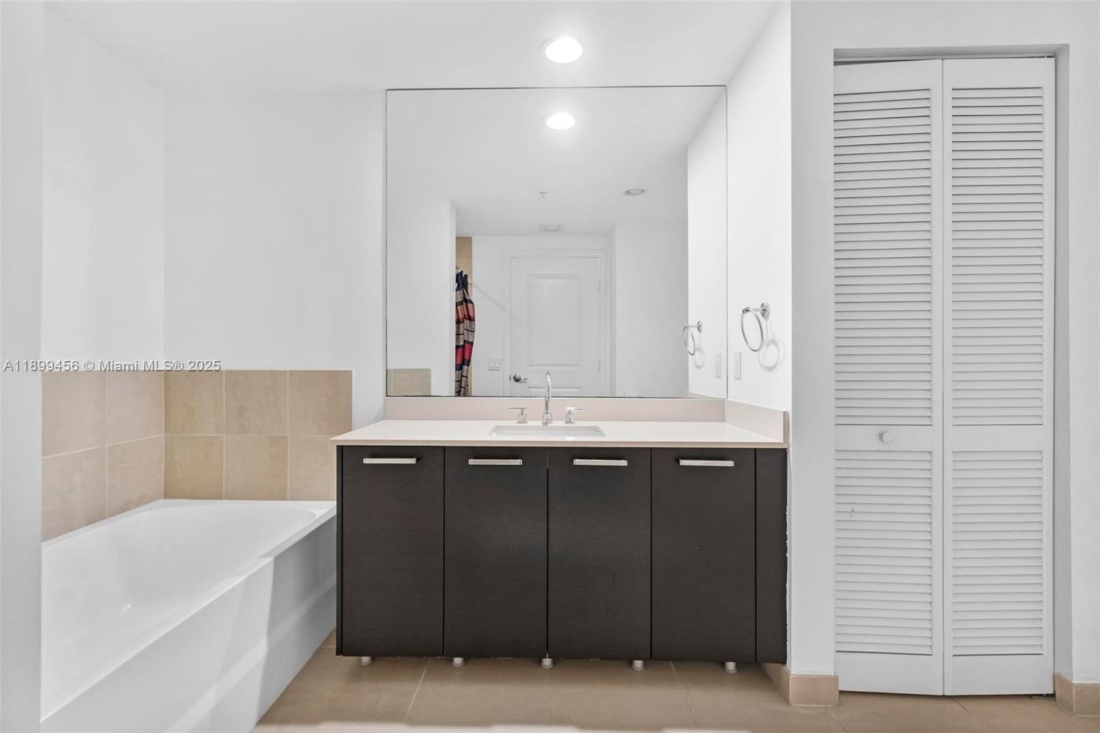 GALLERY ART CONDO - Residential