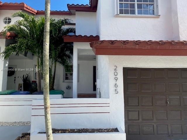 UPDATED 2/2.5 TOWNHOUSE IS A TRUE MUST SEE !! GRANITE COUNTERS IN KITCHEN AND BATHROOMS !! TILED 
 FLOORS THROUGHOUT !! FRESHLY PAINTED  !! MOVE IN READY !! WASHER/DRYER INSIDE OF UNIT !! ONE CAR 
 GARAGE !! GREAT BACKYARD AREA IS PERFECT FOR ENTERTAINING !! A TRUE MUST SEE !! IF YOU SHOW IT, YOU 
 WILL RENT IT !! CLOSE TO SHOPPING AND TRANSPORTATION !!