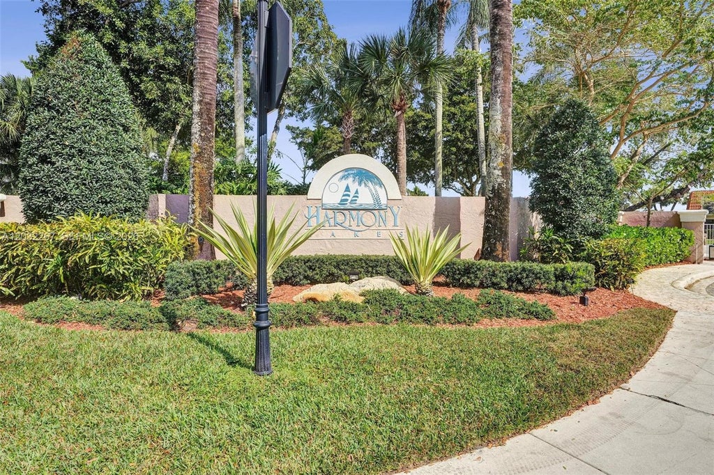 Photo of 11100 SW 15th Mnr, Davie, FL 33324 (MLS # A12032267)