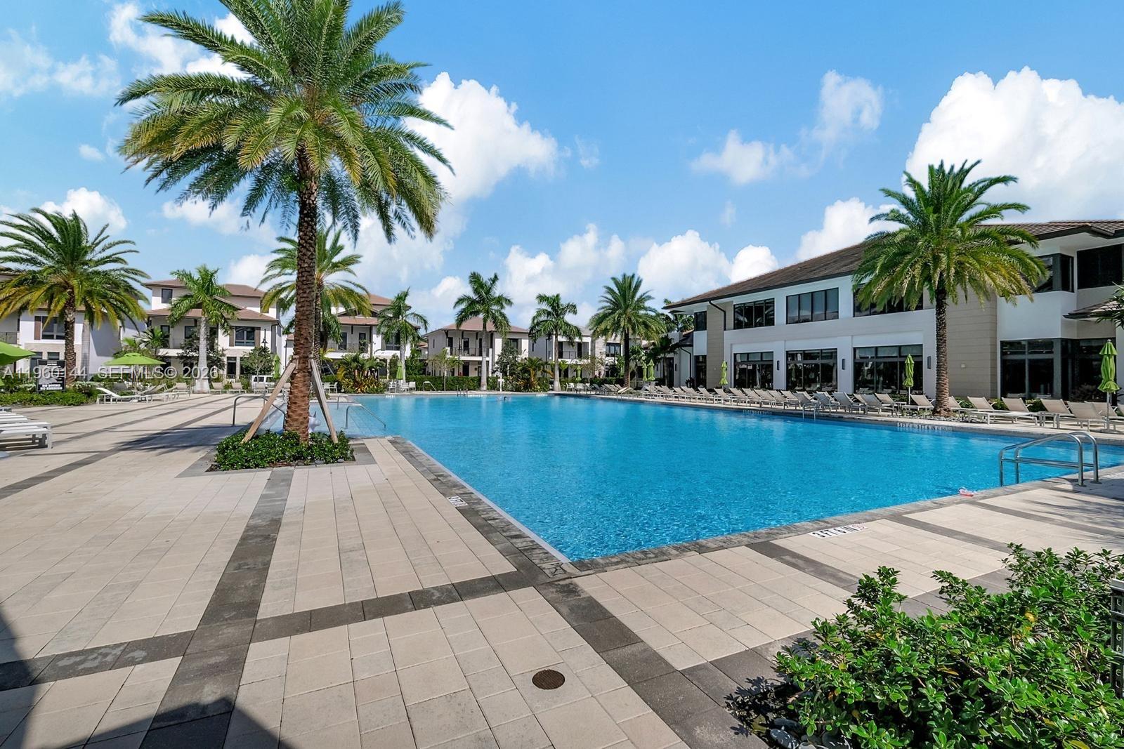 DOWNTOWN DORAL SOUTH PHAS - Residential