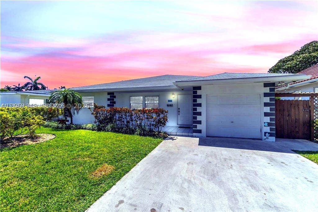 Photo of 806 NE 4th St, Hallandale Beach, FL 33009 (MLS # A12062949)