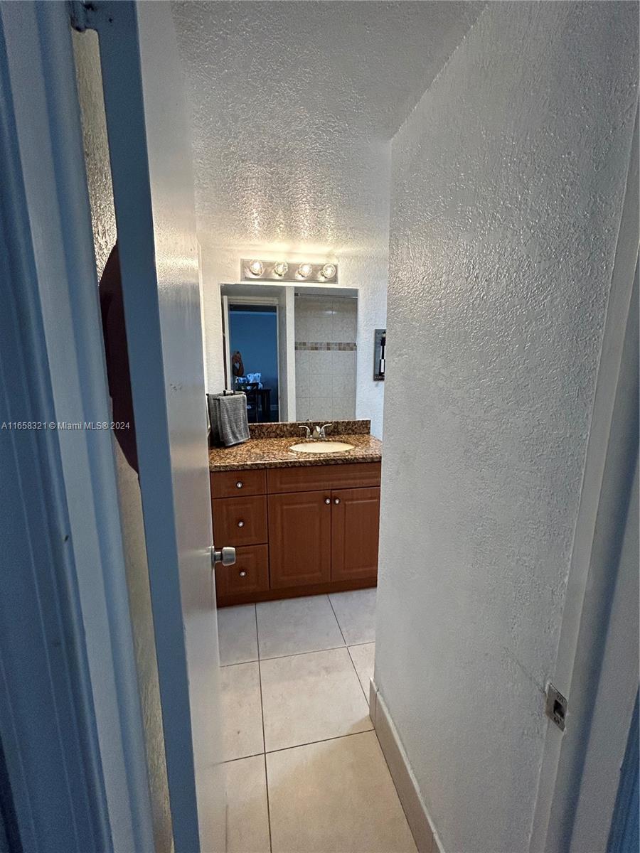 LORI-LYNN CONDO - Residential Lease