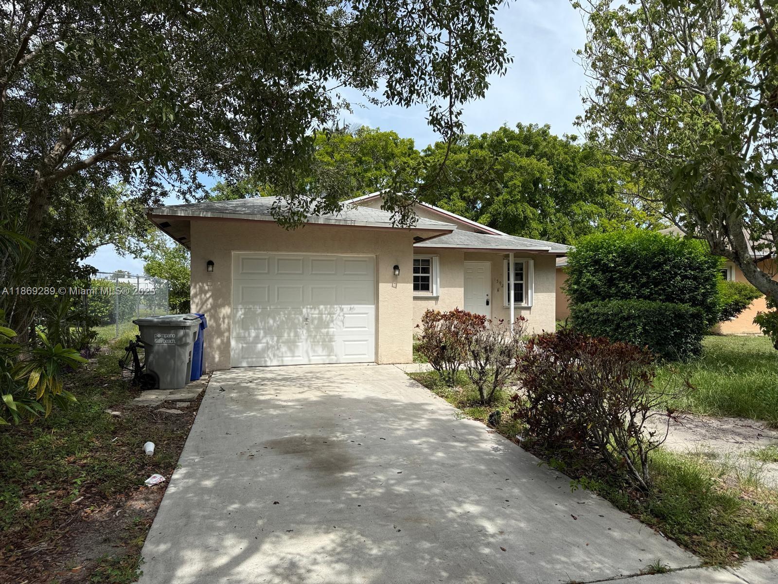 Large single family home with relevantly 5 legal rooms, and a converted garage to a bedroom, making 6 beds and 2 bathrooms. Located in a quiet street in the Canal Point neighborhood. Just painted and fixed up ready for a new tenant. No garage. Hurricane shutters on windows.
