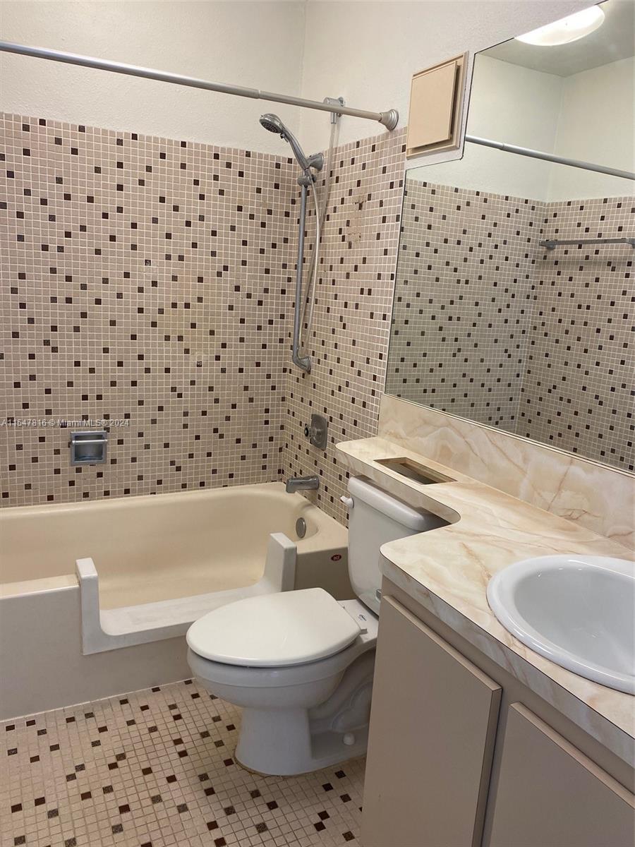 DEVON-AIRE VILLAS SEC 7 - Residential Lease
