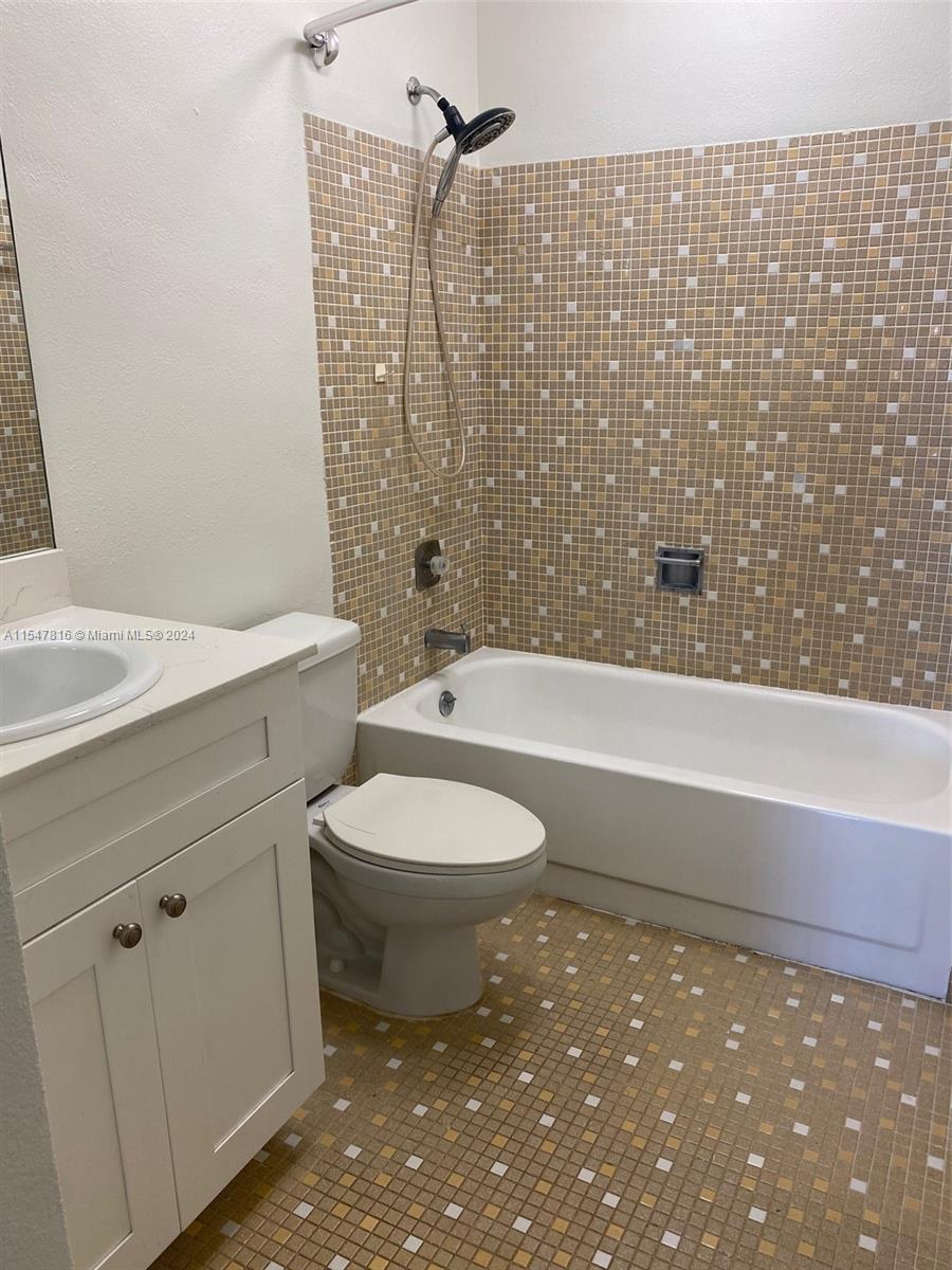 DEVON-AIRE VILLAS SEC 7 - Residential Lease