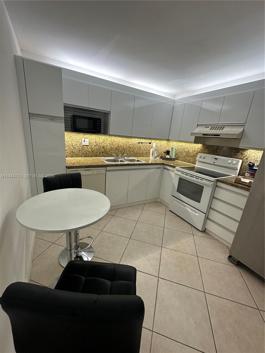THE CLIPPER AT BISC COVE - Residential Lease