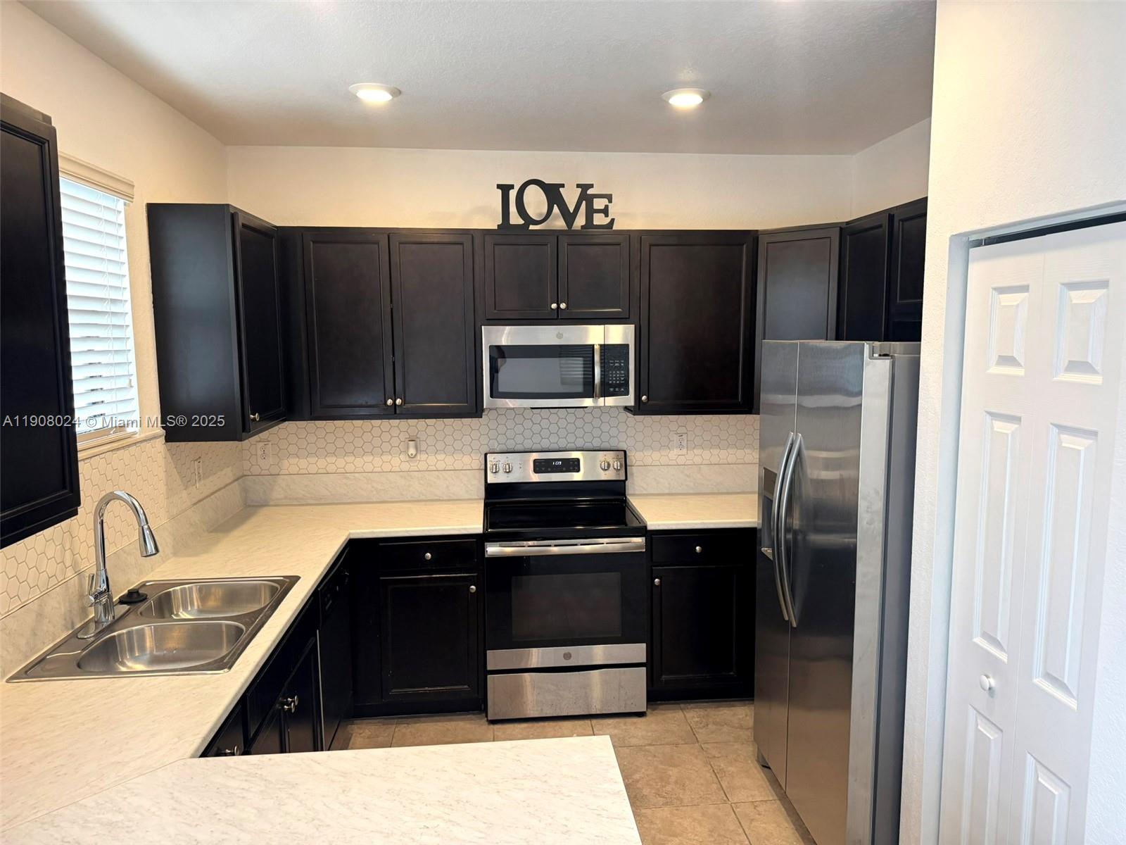 BAYWINDS OF DOMINICA AND - Residential Lease