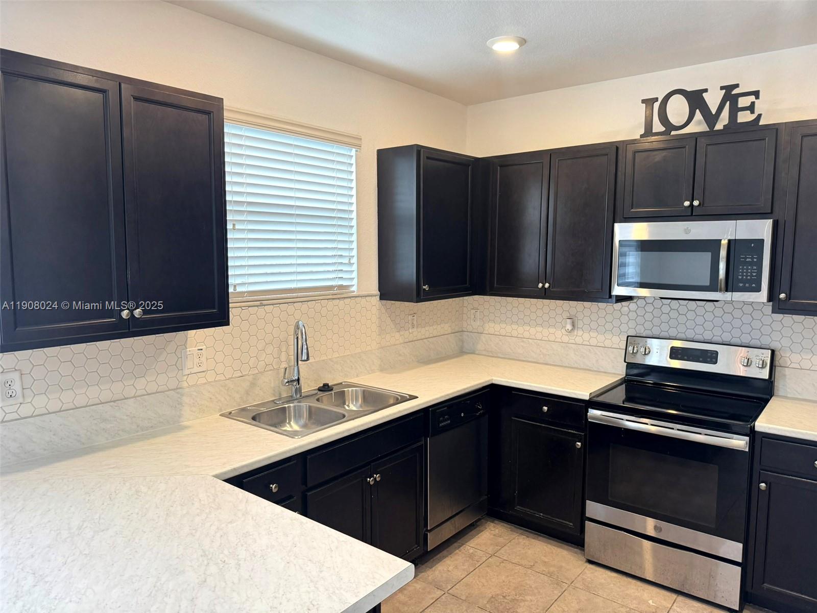 BAYWINDS OF DOMINICA AND - Residential Lease