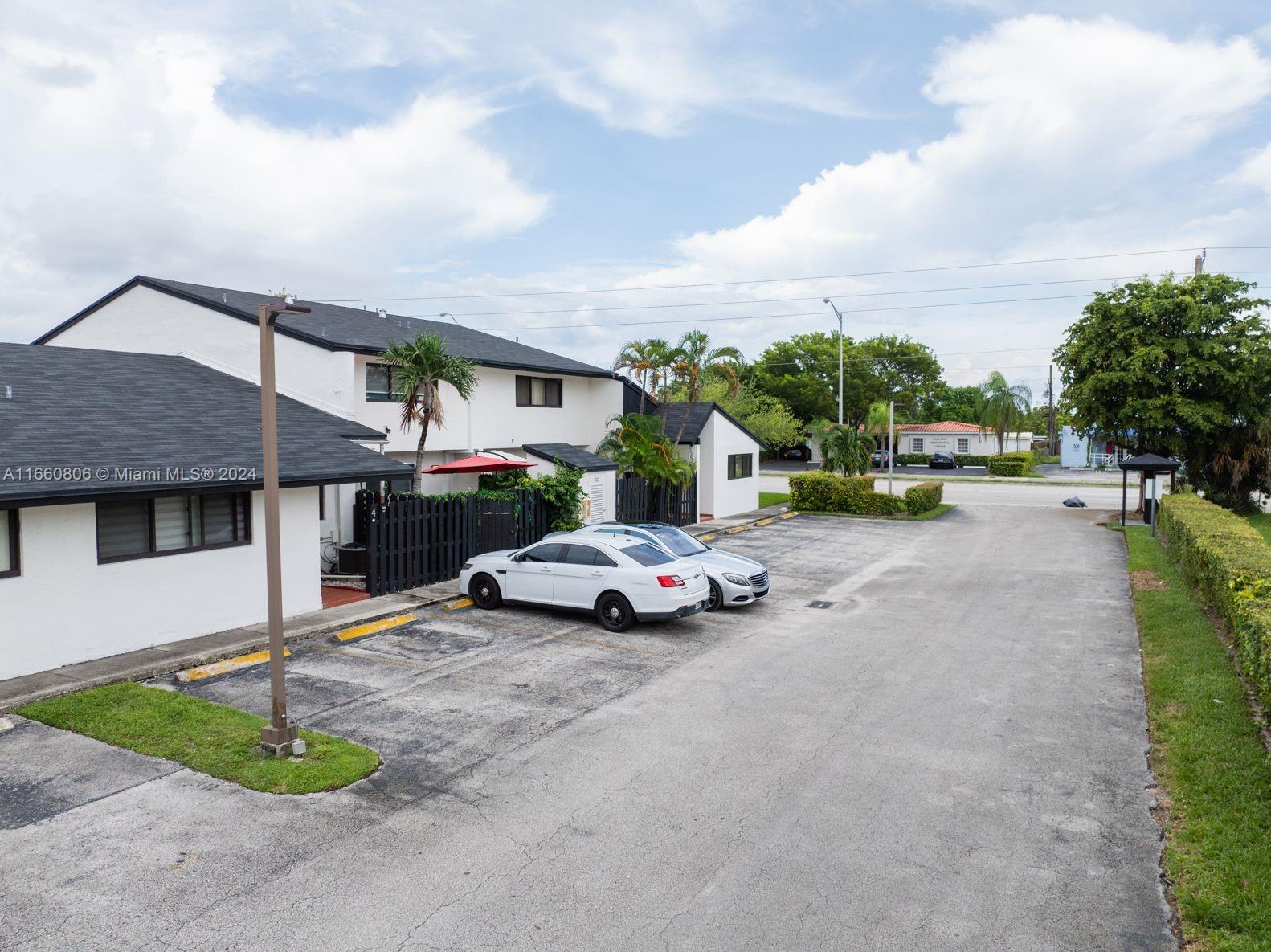 LARO GALLOWAY VILLAS COND - Residential