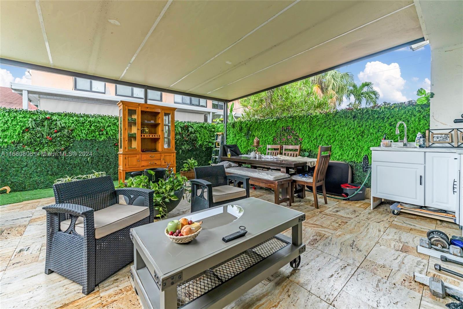 LARO GALLOWAY VILLAS COND - Residential