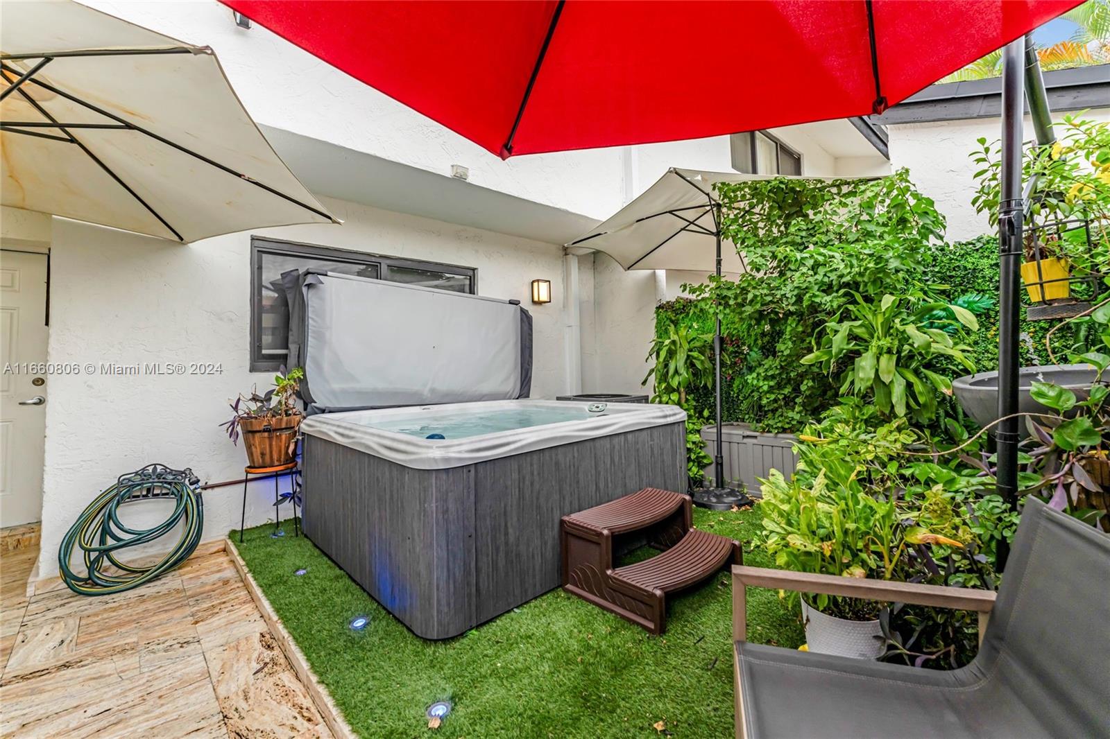 LARO GALLOWAY VILLAS COND - Residential