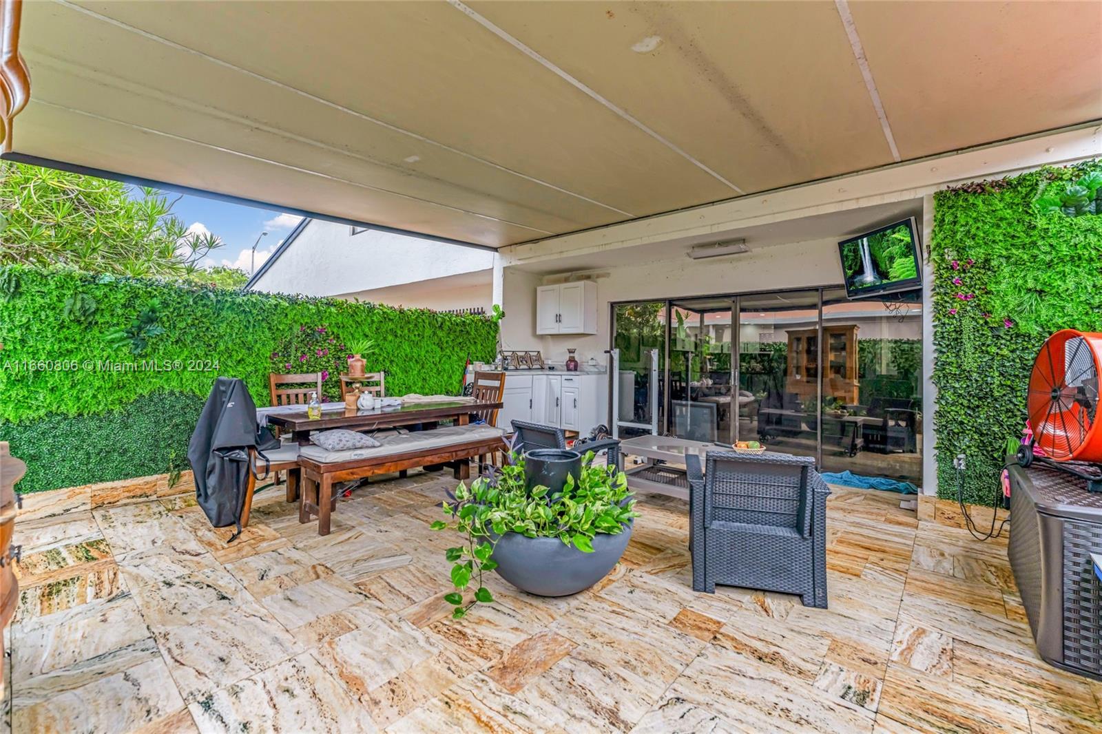 LARO GALLOWAY VILLAS COND - Residential