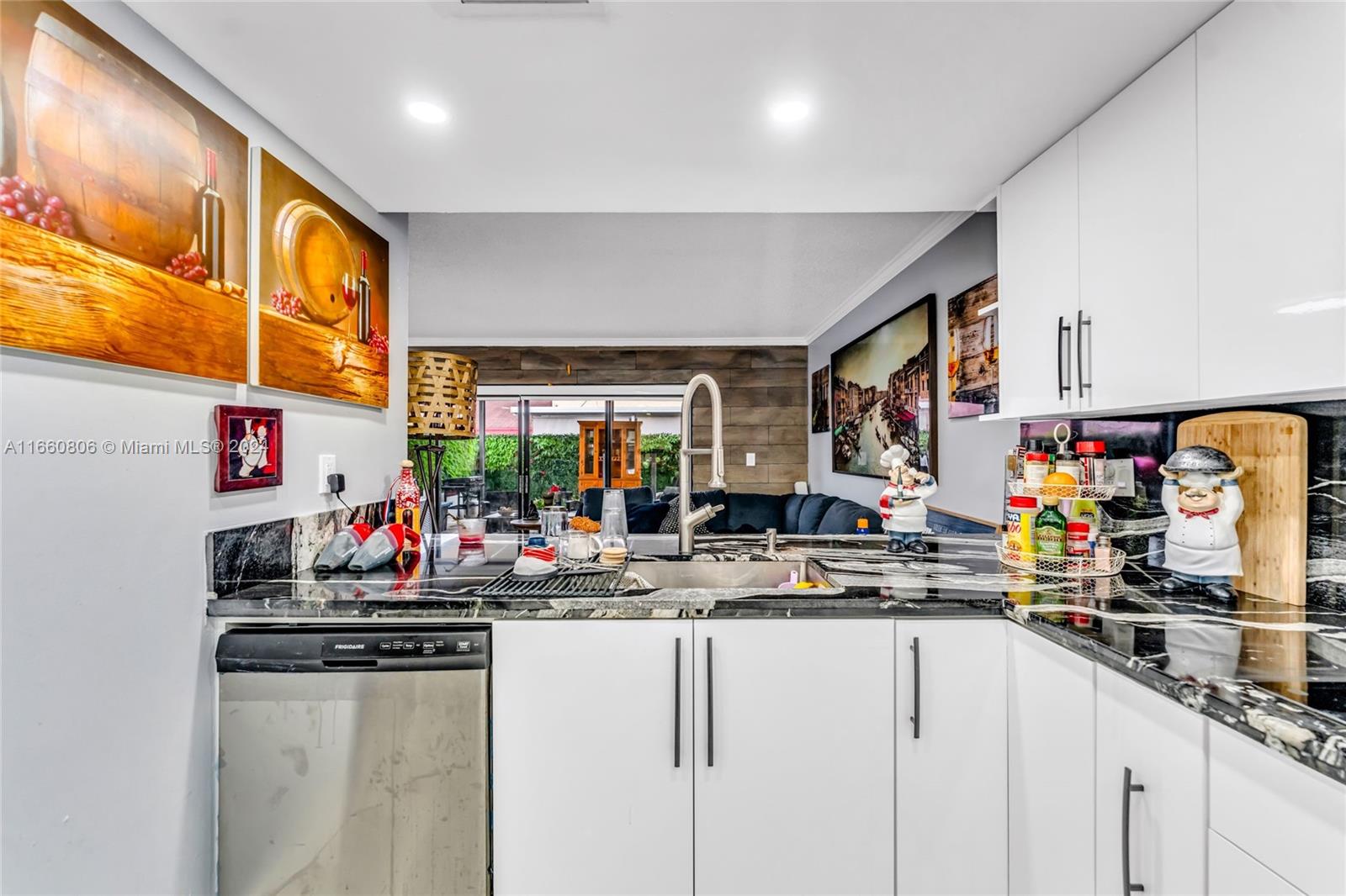 LARO GALLOWAY VILLAS COND - Residential