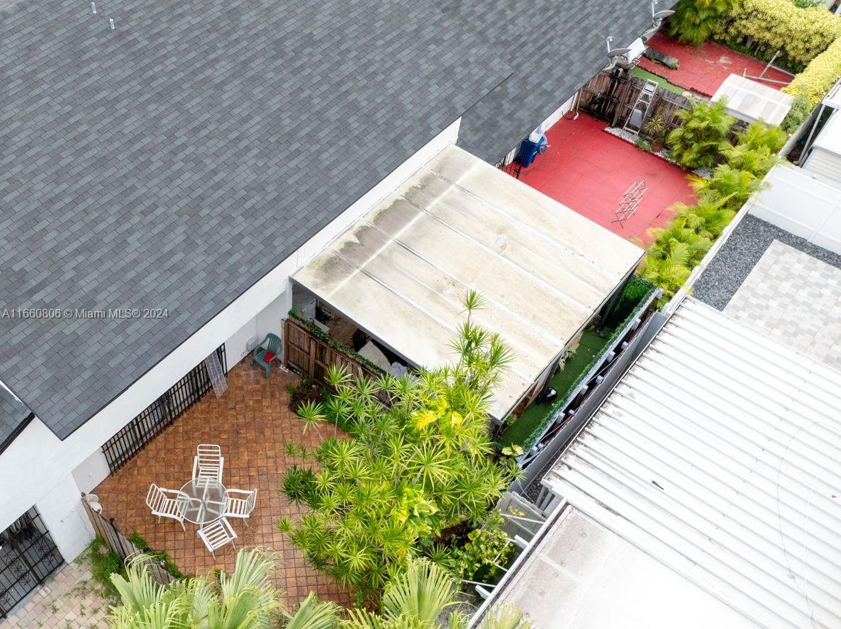 LARO GALLOWAY VILLAS COND - Residential