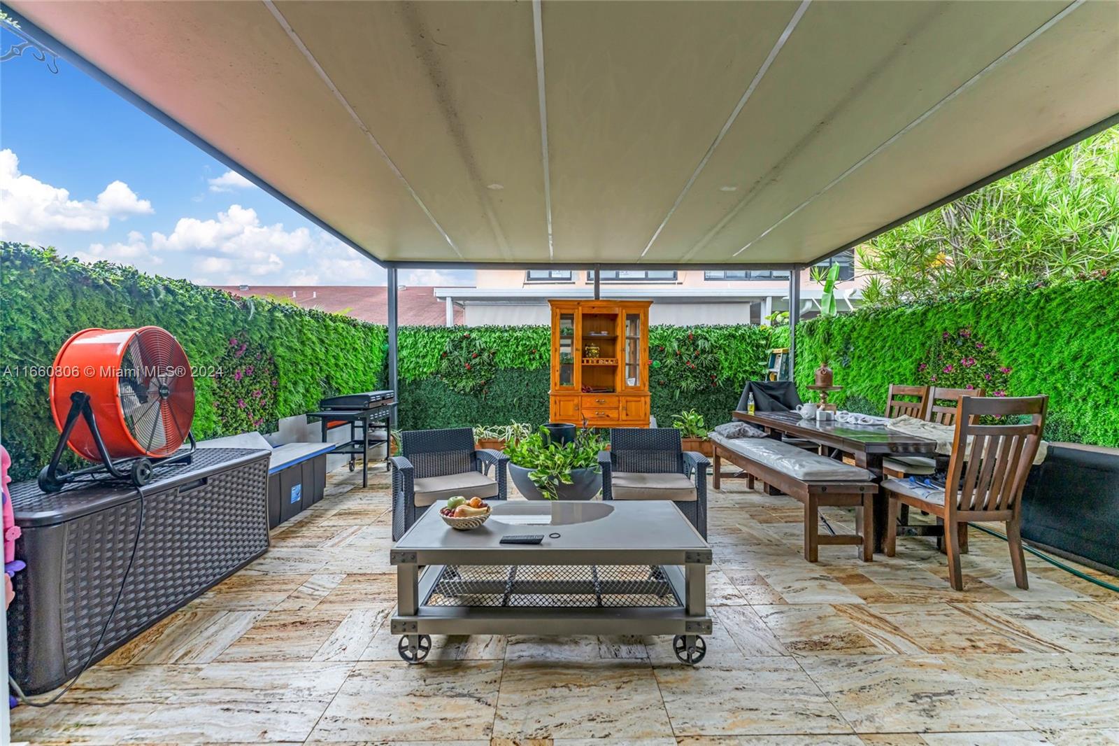 LARO GALLOWAY VILLAS COND - Residential