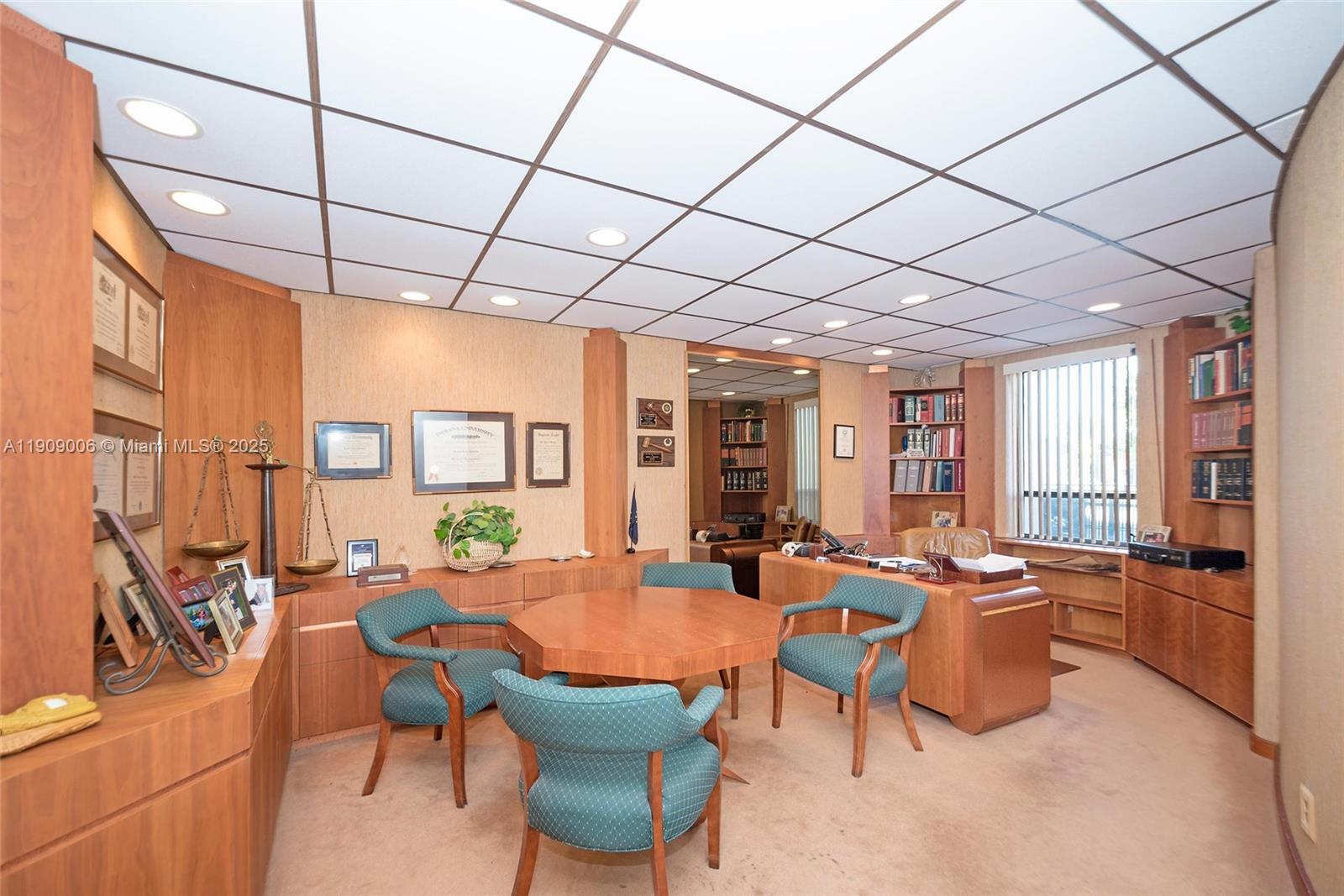 View photos, virtual tours, details... 2138 Hollywood Blvd