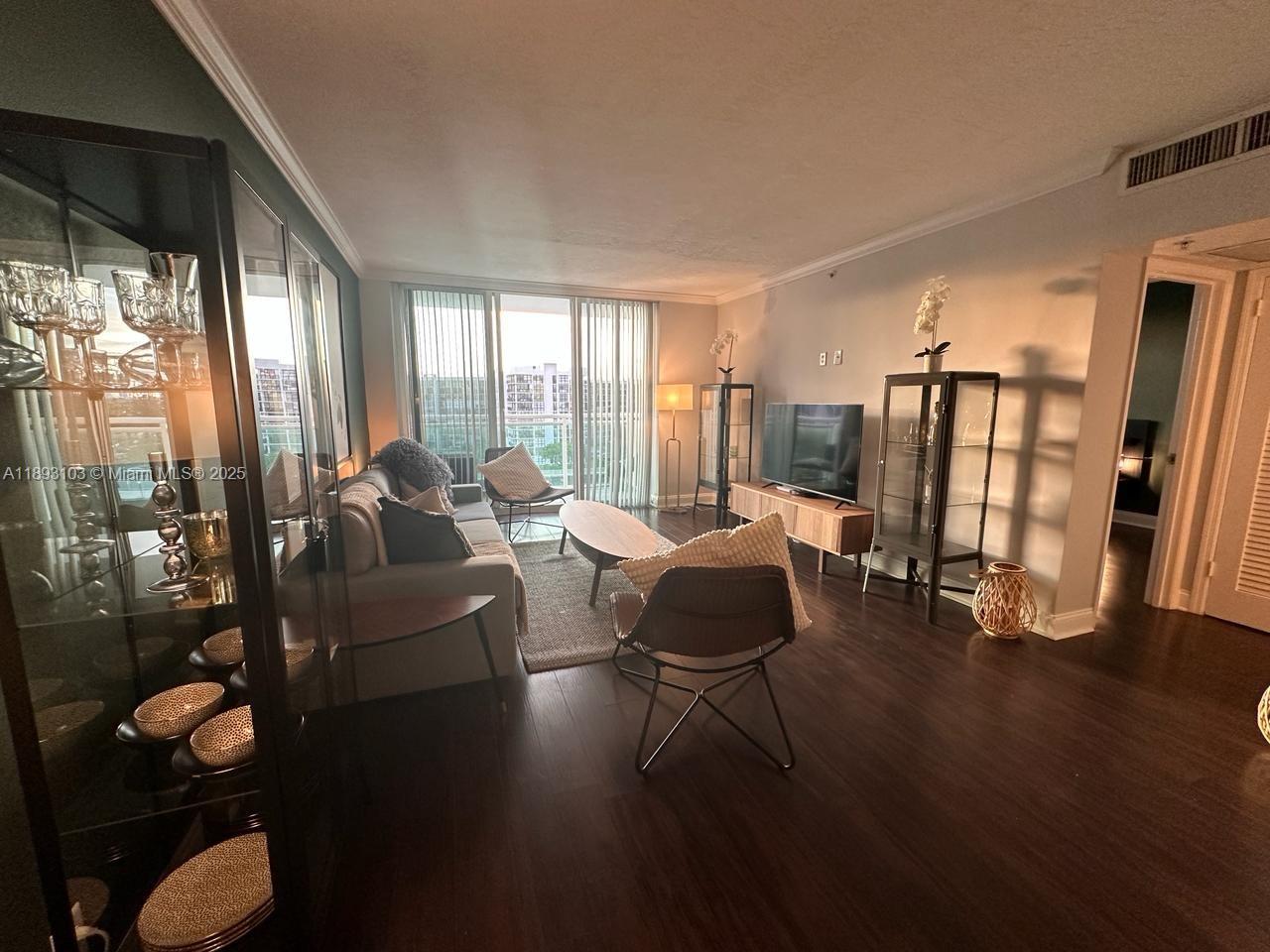 RESIDENCES ON HOLLYWOOD B - Residential Lease