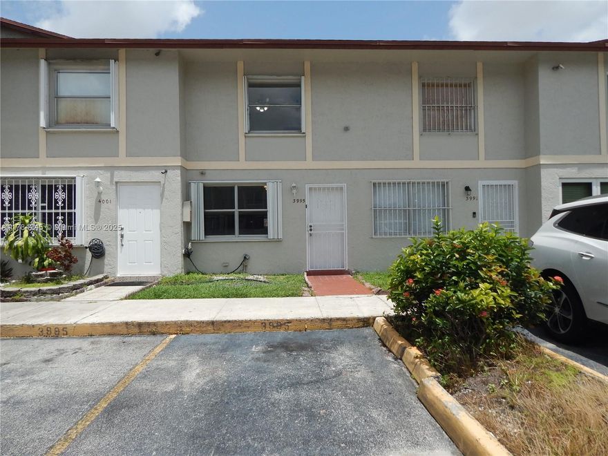 Beautiful remodeled townhouse. Featuring 2 bedrooms and 1 full bath on the second floor and 1 additional den/bedroom and 1/2 bath in the first floor. Ample kitchen and large covered patio.