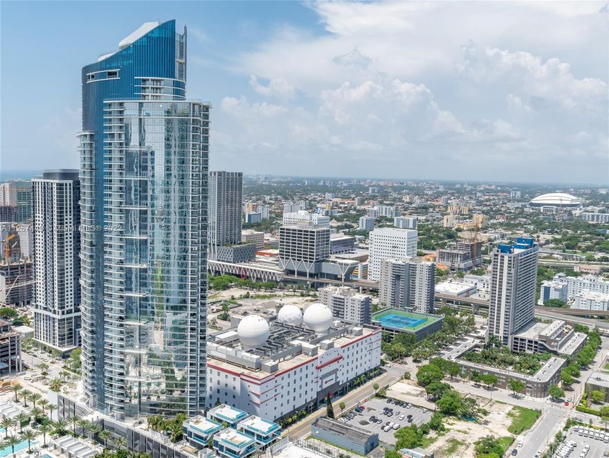 Paramount Miami the best place to live in Downtown! The 1 Bedroom + Den unit has a huge spacious living room, white porcelain tile, Bosch appliances, washer / dryer, large full baths with separate shower and tub, and more. Large foyer with private elevator and luxurious finishes. The best amenities included; 5 resort pools including rooftop, spa salon, yoga, Relaxation Areas, sky deck, observatory, outdoor lounge, bbq's, tennis court, soccer field, Basketball Half-Court, Racquetball Court, Indoor Sports Center (state of the art Fitness Center, Boxing Studio, and Aerobics Area). Entertainment Center, virtual golf, kids play area, Movie theater and more.