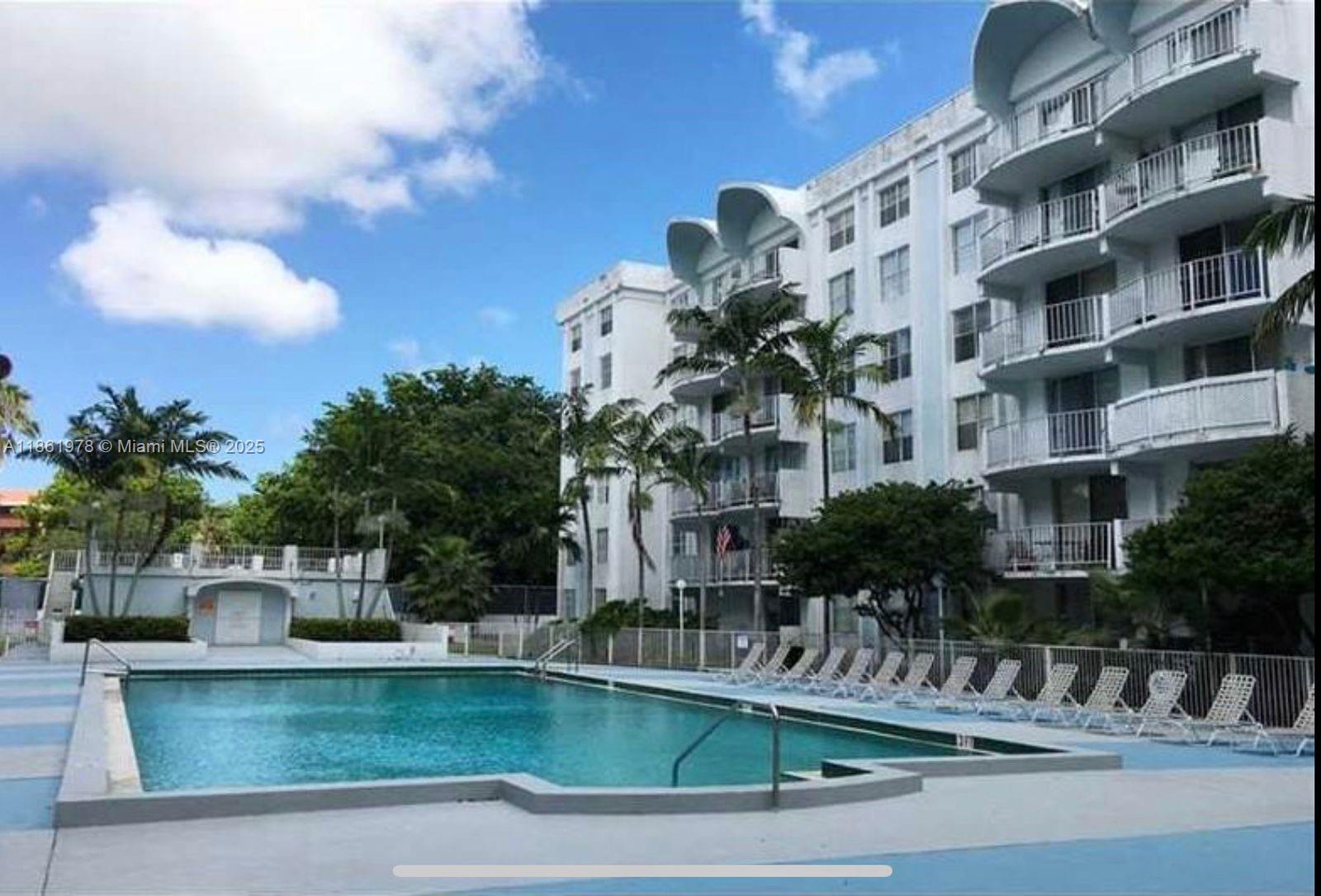 Apartment torrent per year North Miami, 2bed 2bath 1200sqf suite with walking closet separate kitchen. unfurnished 5th floor balcony with pool views , gym, tennis. and basketball court. parking, w/d in the same floor barrier. and security at the entrnace> next to Toyota North M iambic, JacksonNorthHospital, I95. 826,441, and turnpike
first last and security
