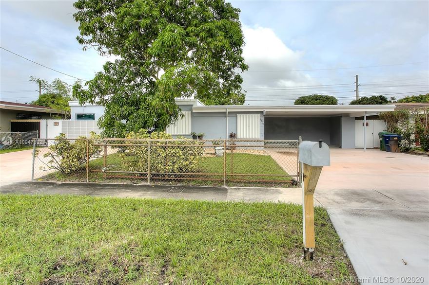 Completely remodeled 1 bed / 1 full bathroom with bathtub. Private entrance on the S side of the property with fenced patio for entertaining. Private Parking for up to 2 cars. FPL, Water & Wifi INCLUDED with rent.