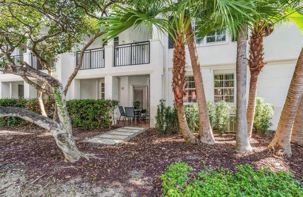A must-see! Remodeled 2-bed, 2-bath first-floor unit with updated baths, flooring, and a spacious walk-in closet. Enjoy an in-unit washer/dryer, a quiet patio, and an open kitchen. Rental-friendly—an excellent investment!
For showings and more info: Alexandra Cathcart 770-789-5853.